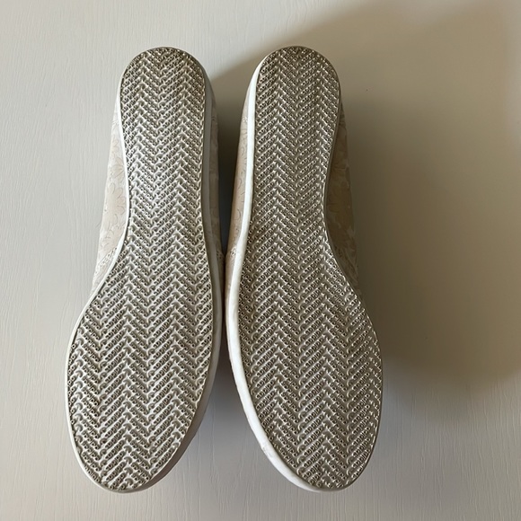 Adidas shoes size 10 - Picture 2 of 2